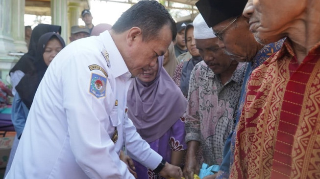 Tinjau Banjir Bandang Sarolangun, Gubernur Jambi Serahkan Ribuan Paket Bantuan Darurat
